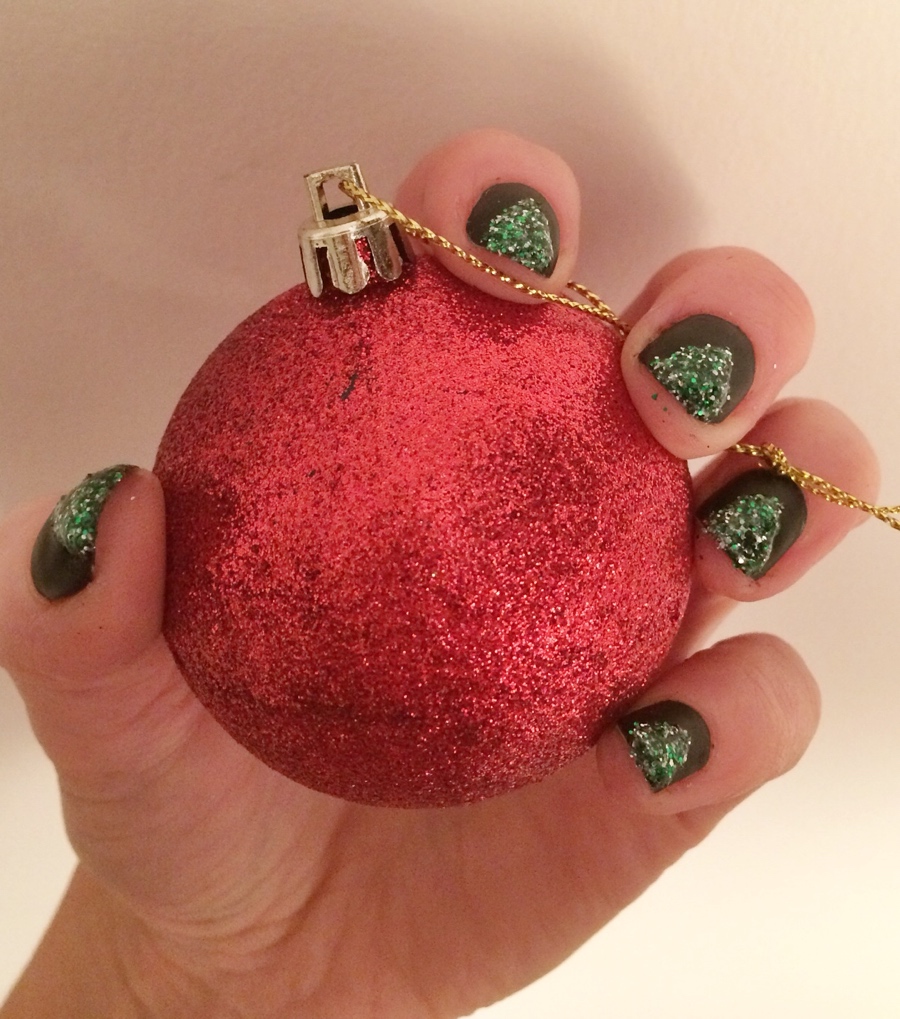 Glitter Christmas tree nail art W=900 H=1019 Glitter-christmas-tree-nail-art