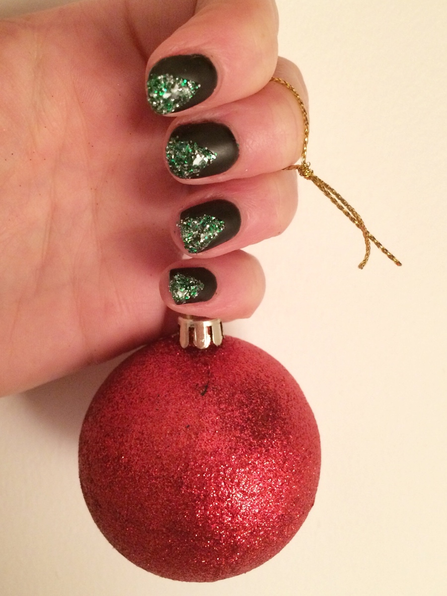 Glitter Christmas tree nails matt top coat W=900 H=1200 Christmas-tree-nails-Matt-top-coat
