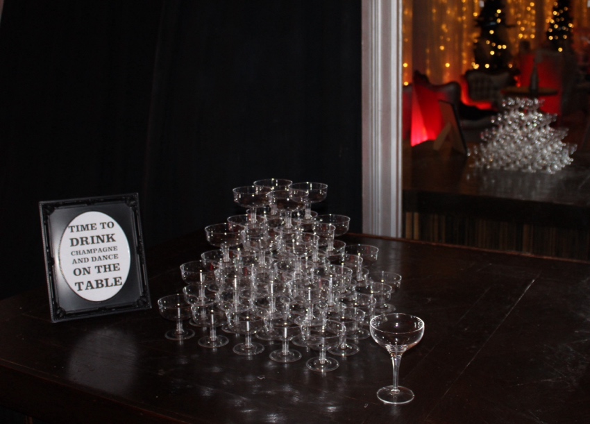 Champagne-fountain-dance-on-table-hummingbird-Glasgow