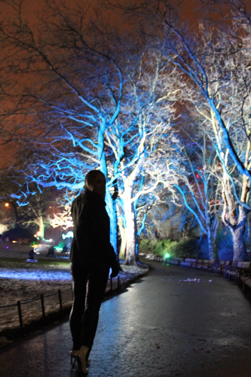 Electric gardens Glasgow monochrome outfit W=850 H=1275 Electric-gardens-Glasgow-monochrome