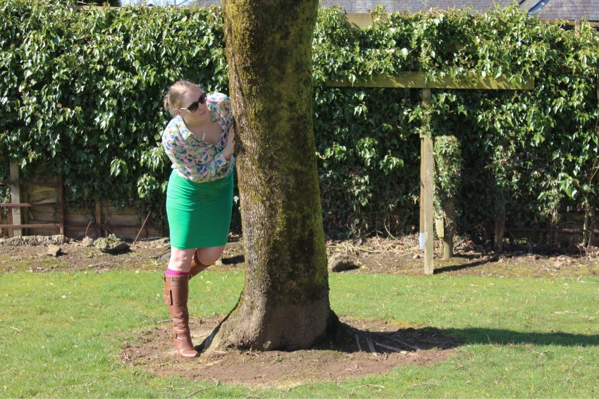 Green pencil skirt patterned shirt knee highs street style W=850 H=567 Green-pencil-skirt-patterned-shirt-knee-highs-street-style