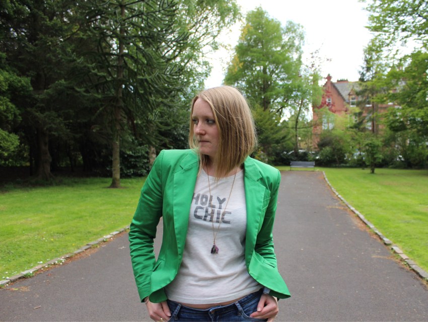 Casual-outfit-colourful-blazer-jeans-converse