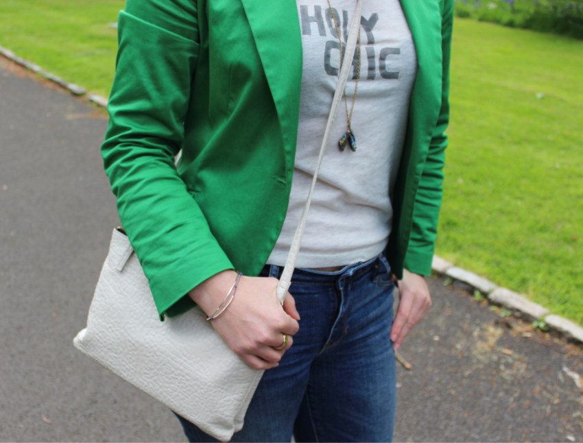 Casual-outfit-colourful-blazer-jeans-converse