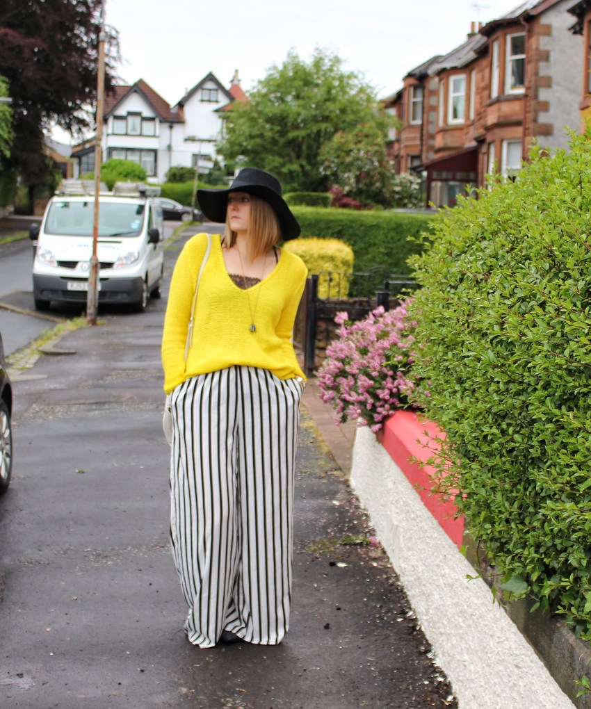 Yellow-sweater-striped-palazzo-seventies-outfit