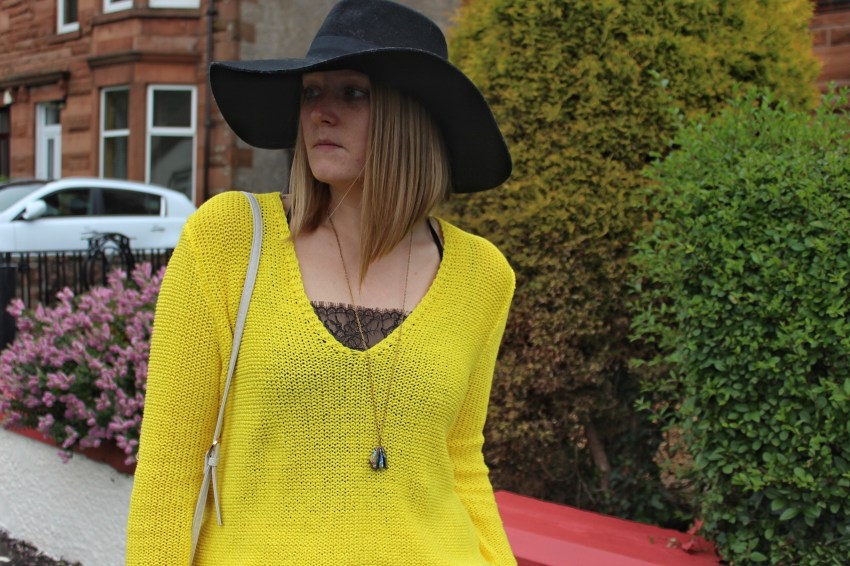 Yellow-sweater-striped-palazzo-seventies-outfit