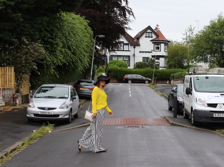 Yellow-sweater-striped-palazzo-seventies-outfit