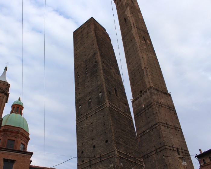 Bologna-travel-guide-leaning-tower