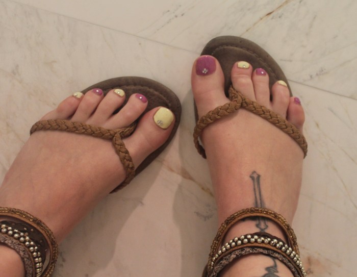 Bright-holiday-toe-nails-diamonds-embellishment