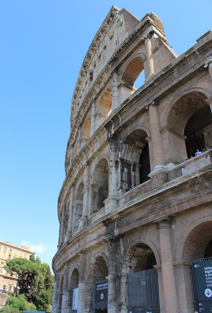 Rome-pantheon-colosseum-forum-street-style