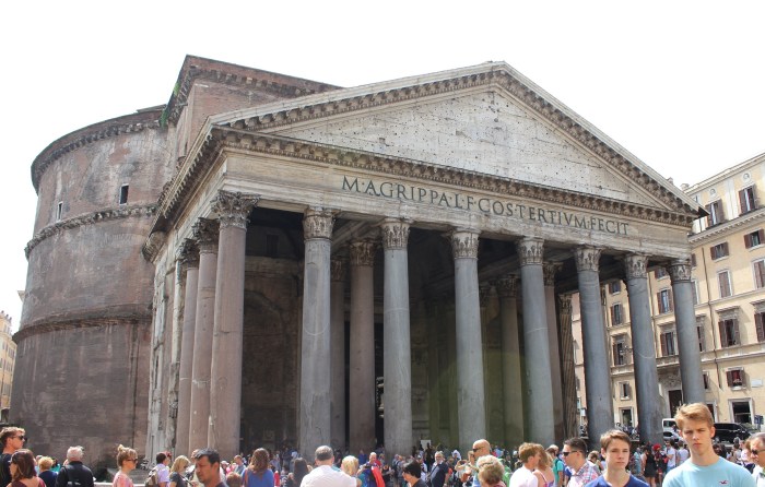 Rome pantheon Colosseum forum street style W=700 H=446 Rome-pantheon-colosseum-forum-street-style