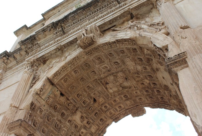 Rome-pantheon-colosseum-forum-street-style