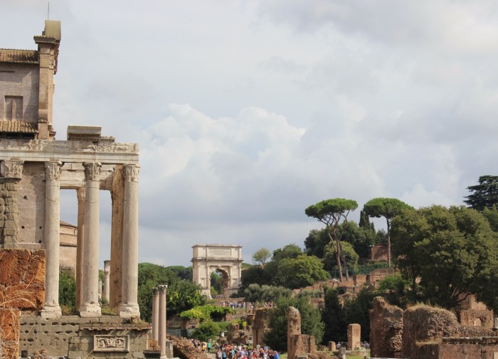 Rome-pantheon-colosseum-forum-street-style