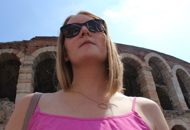 Verona-city-guide-colourful-outfit