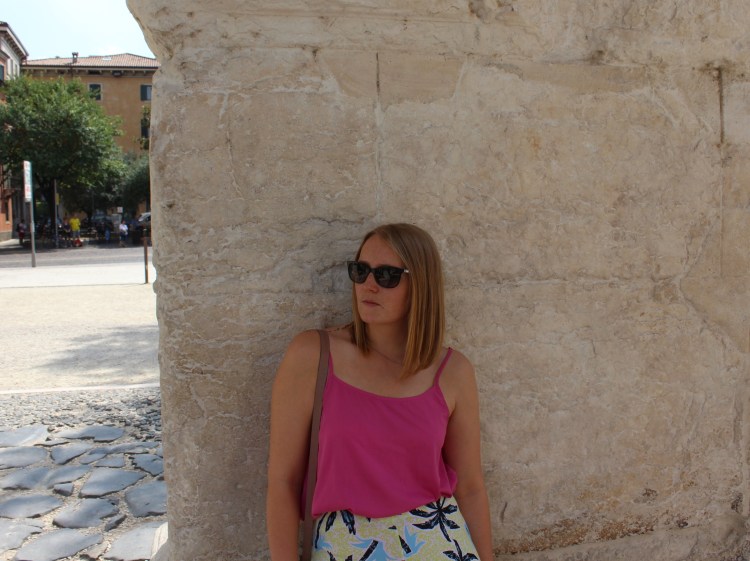 Verona-city-guide-colourful-outfit