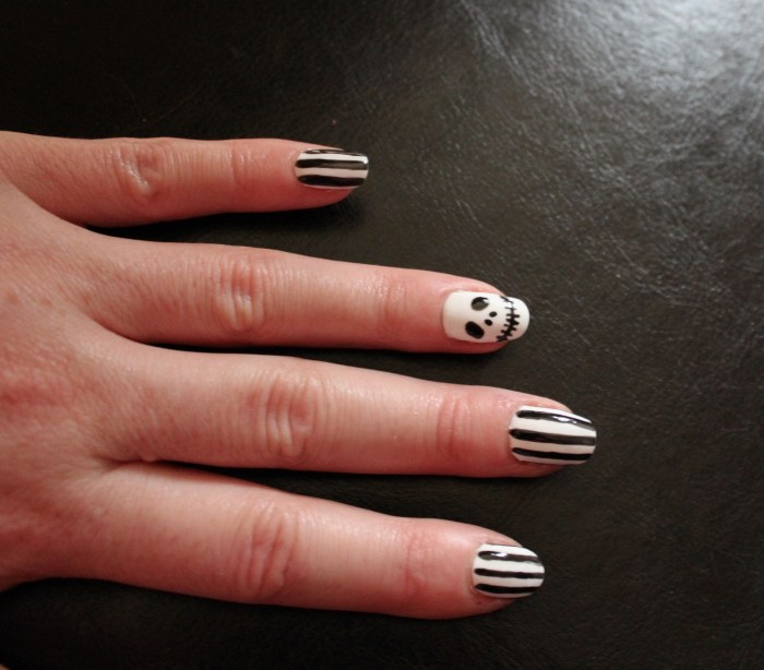 Halloween-nail-art-skull-bats-tutorial