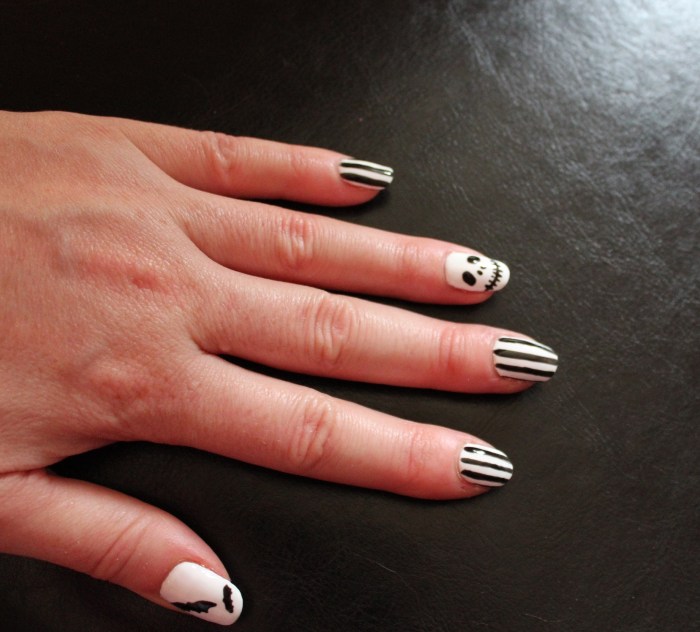 Halloween-nail-art-skull-bats