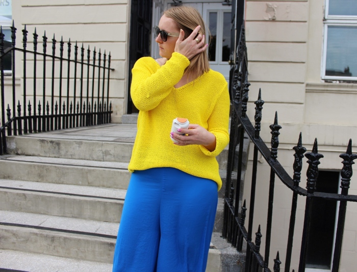 Yellow-jumper-blue-flares-clashing-street-style