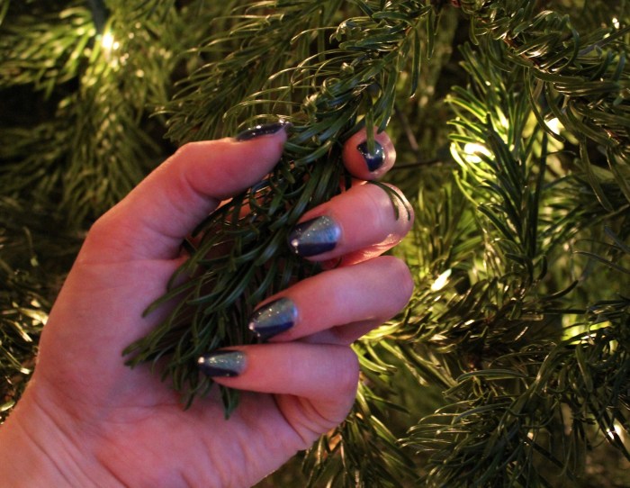 Chic Christmas tree nail art tutorial W=700 H=542 Chic-Christmas-tree-nail-art-tutorial