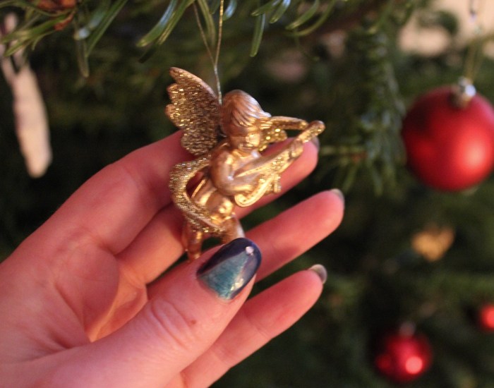 Chic-Christmas-tree-nail-art-tutorial