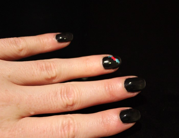 Holly-Christmas-nail-art-tutorial