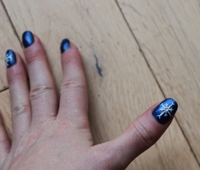 Snowflake nail art tutorial W=700 H=596 Snowflake-nail-art-tutorial