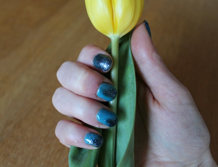 Heat-sensitive-colour-change-glitter-mermaid-nails