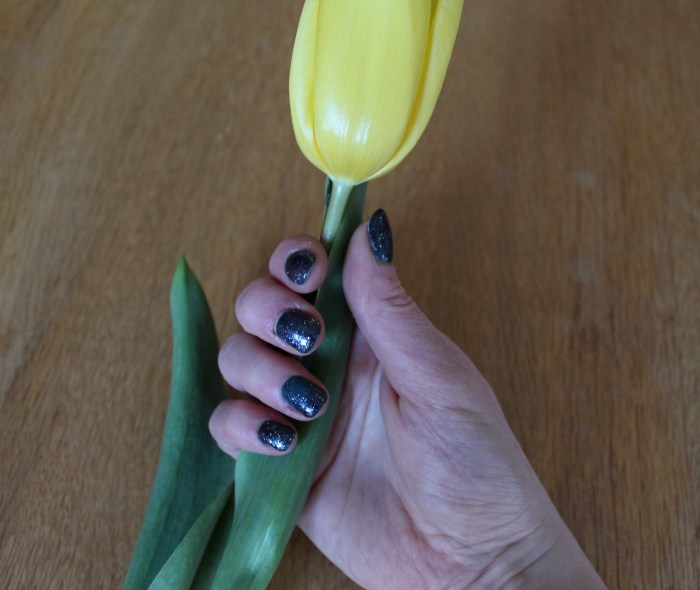 Heat-sensitive-colour-change-glitter-mermaid-nails