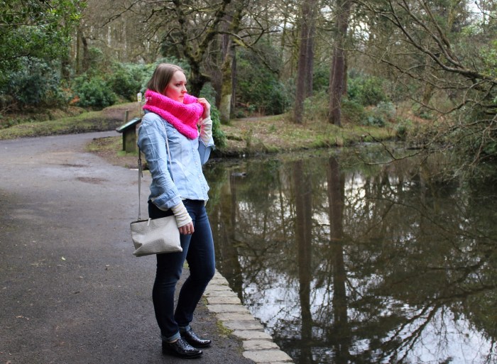 Oversized pink scarf double denim street style W=700 H=513 Oversized-pink-scarf-double-denim-street-style