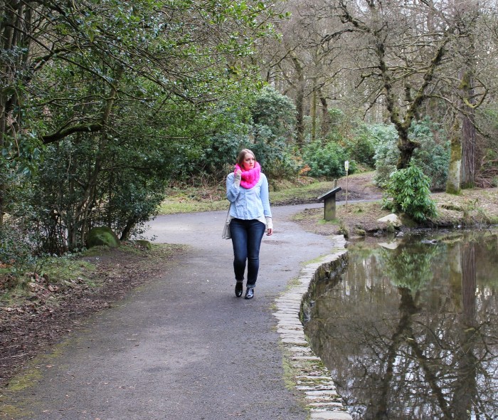 Oversized pink scarf double denim street style W=700 H=590 Oversized-pink-scarf-double-denim-street-style