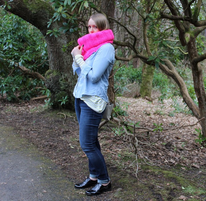 Oversized pink scarf double denim street style W=700 H=682 Oversized-pink-scarf-double-denim-street-style