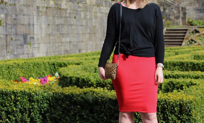 Red-lime-Spring-outfit-country-park-Glasgow