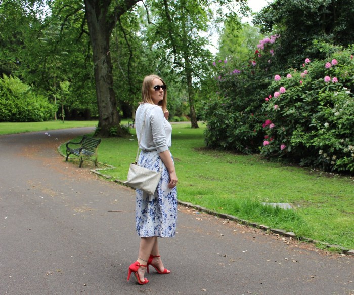 Blue-flower-pattern-culottes-red-heels-street-style