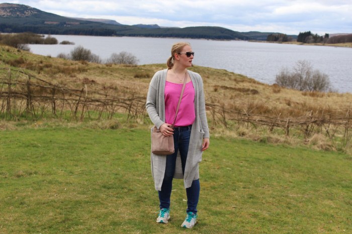 Carron-valley-reservoir-Scotland-jeans-outfit