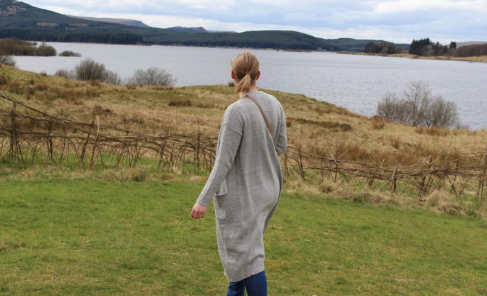 Carron-valley-reservoir-Scotland-jeans-outfit