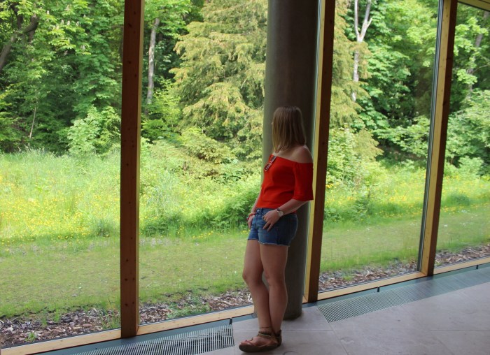 Cut off offs the shoulder lazy street style W=700 H=508 Cut-offs-off-the-shoulder-last-street-style