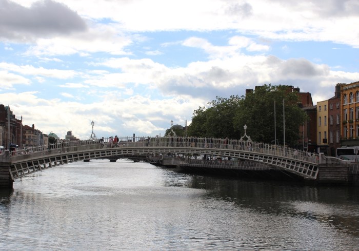 Dublin day trip ha penny bridge W=700 H=489 Dublin-day-trip-hapenny-bridge