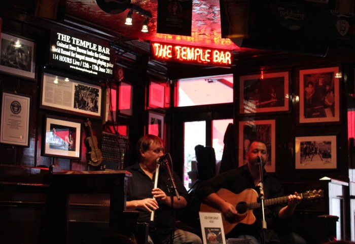 Dublin day trip temple bar live music W=700 H=482 Dublin-day-trip-temple-bar-live-music