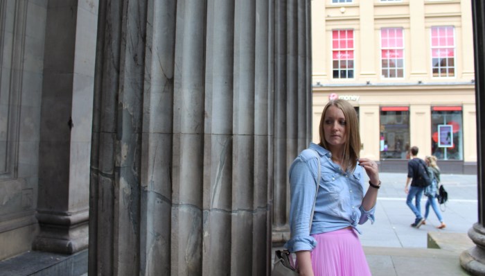 Pleated-midi-skirt-with-knotted-denim-shirt-street-style
