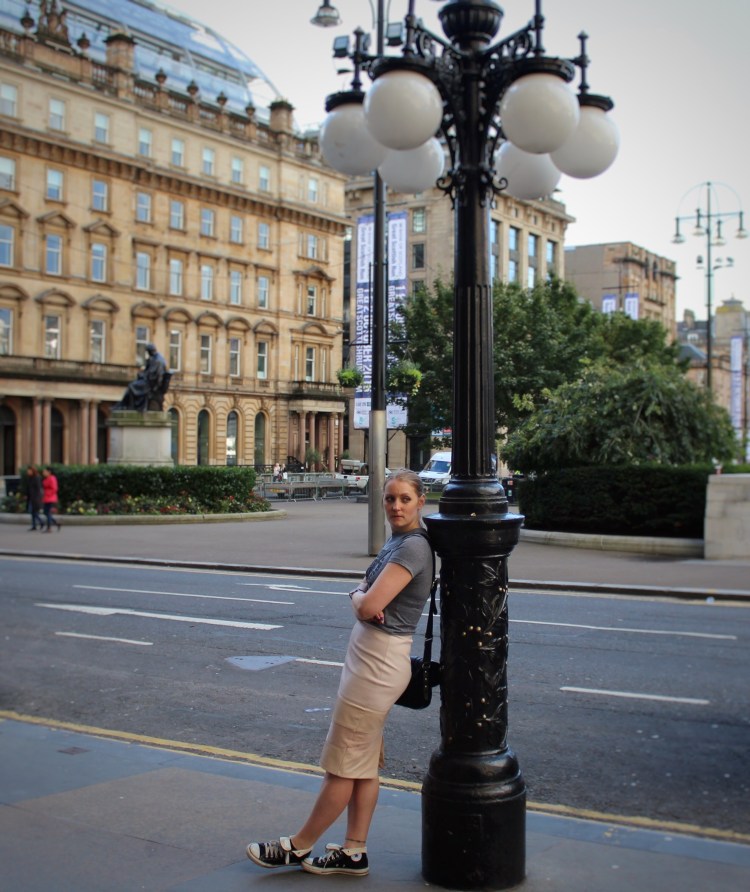 Living-in-a-Boxx-slogan-tee-body-positivity-street-style