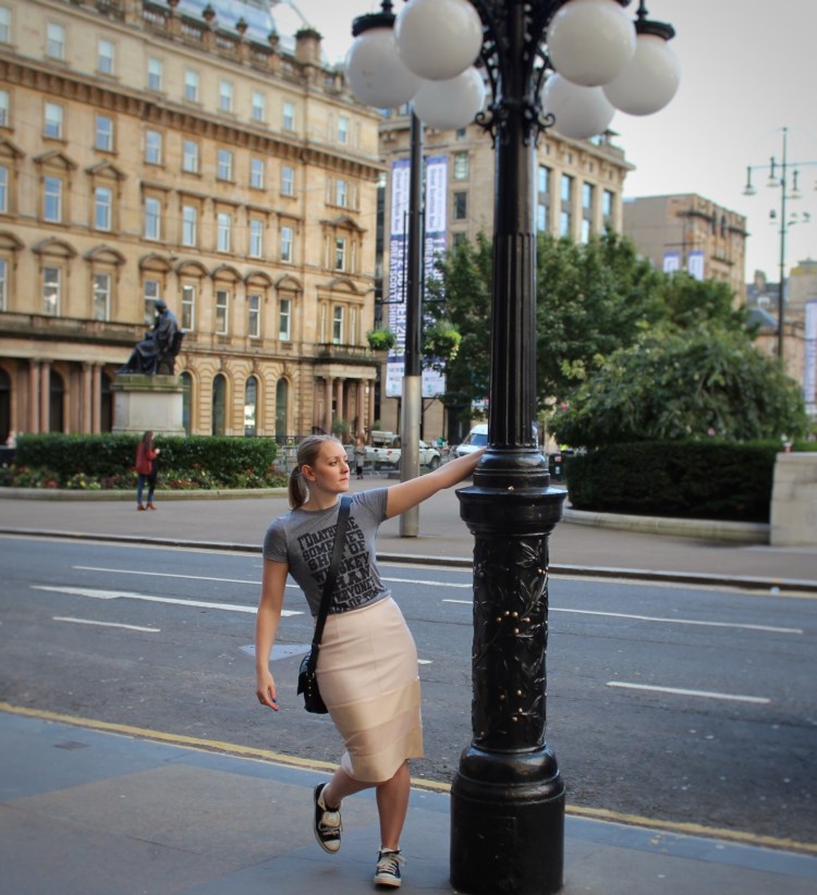 Living-in-a-boxx-slogan-tee-body-positivity-street-style