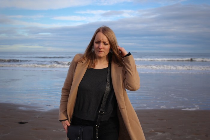 Living-in-a-Boxx-simple-winter-street-style-camel-coat-skinny-jeans-st-Andrews-beach