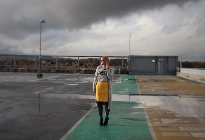 Living-in-a-Boxx-yellow-Saffron-pencil-skirt-street-style-