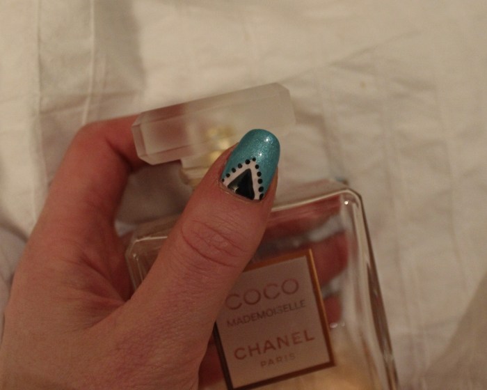 Living-in-a-Boxx-green-purple-triangle-nail-art-tutorial