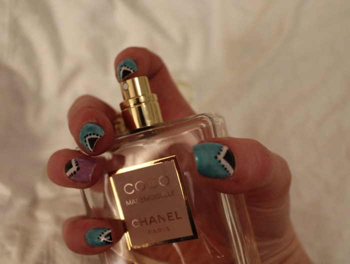 Living-in-a-Boxx-green-purple-triangle-nail-art-tutorial