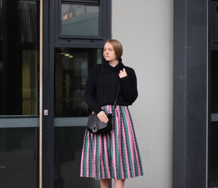 Living-in-a-boxx-vintage-striped-skirt-Zara-knit-winter-street-style