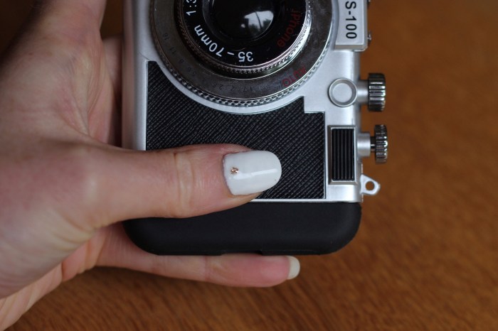 Like A Shot of Pure Gold | white and gold nail art from UK Fashion a Blogger Lauren Maria